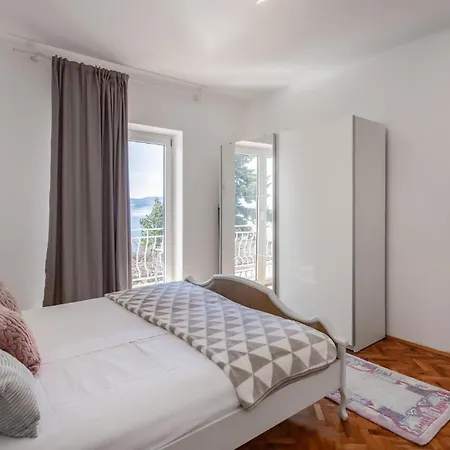3 Bedroom Stunning In Apartment Novi Vinodolski